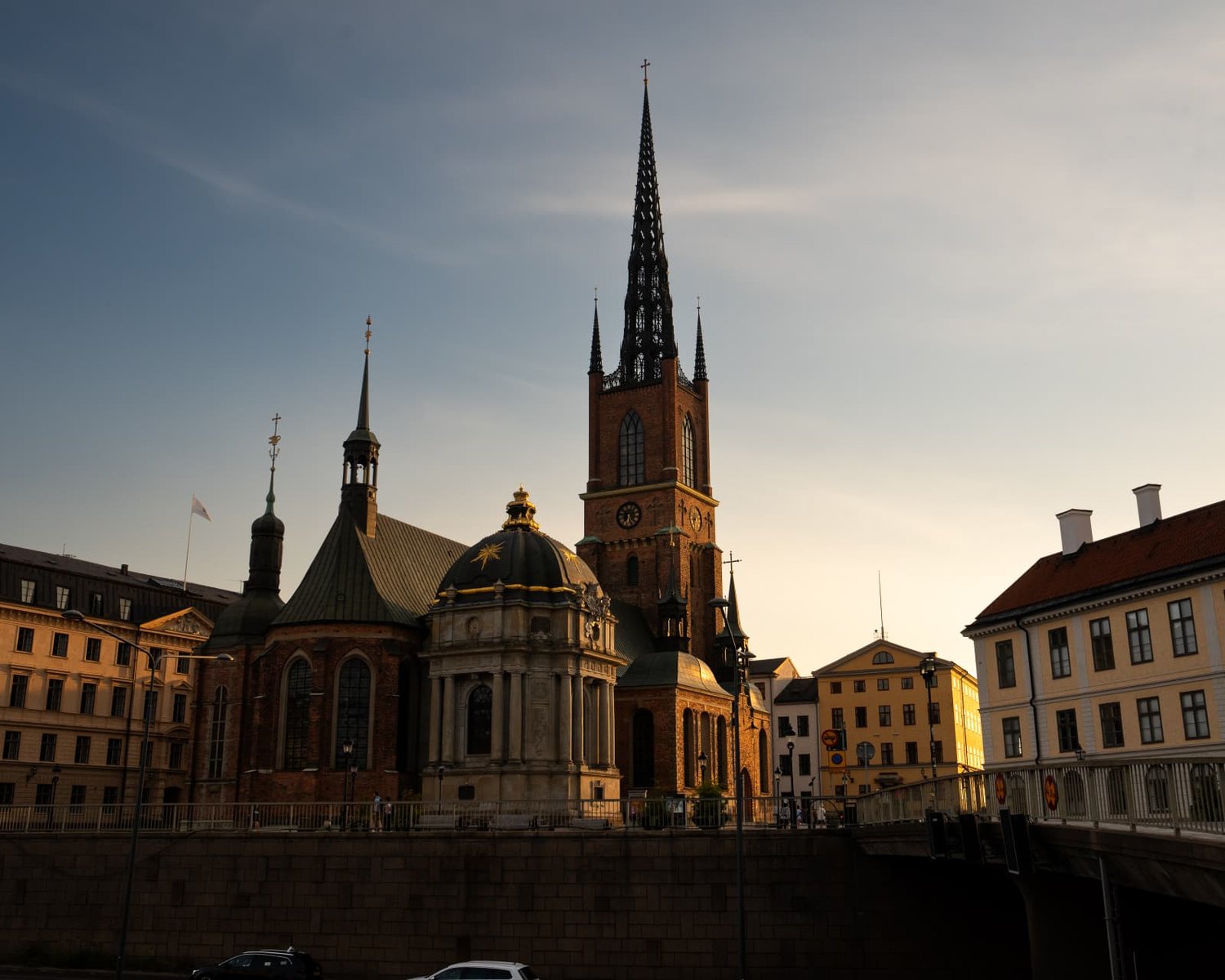 Riddarholmskyrkan med omgivande hus, sedd från en låg vinkel i aftonljus