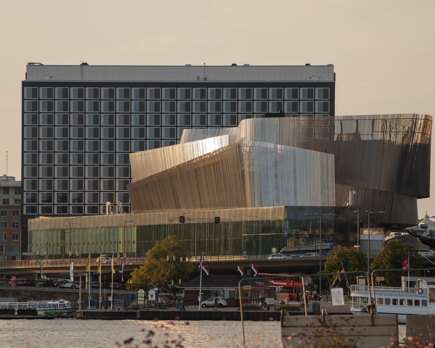 Stockholm Waterfront sedd över Riddarfjärden i kvällsljus