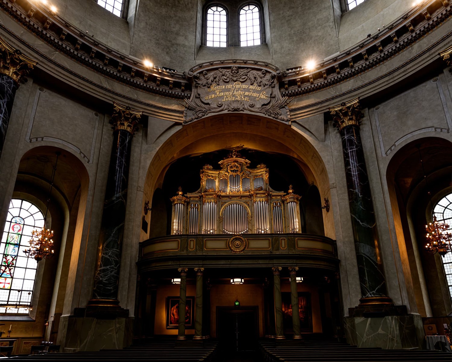 Interiör från Hedvig Eleonora kyrka i Stockholm med orgel och marmorkolonner